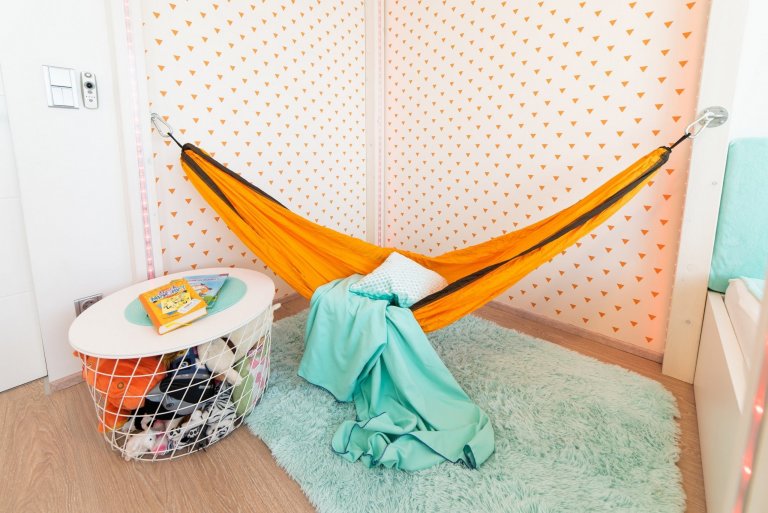 Dětský pokoj je určen pro velmi aktivní a sportovně založenou&nbsp;školačku. Místnost poskytuje dostatek místa na různé herní a sportovní prvky a díky…