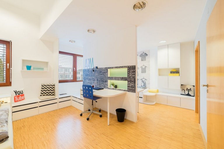 Sdílený dětský pokoj byl na přání dětí rozdělen na &quot;holčičí&quot; a &quot;klučičí&quot; část. Vzhledem k tomu, že má společná okna a jedny dveře, nebylo…