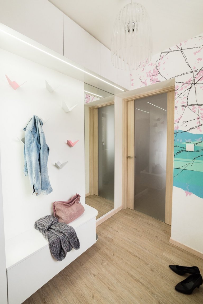 Dominantou malého zádveří RD je tapeta s motivem bříz od finské značky Marimekko, která je známá svým osobitým severským designem. Netradiční jsou i věšáky,…