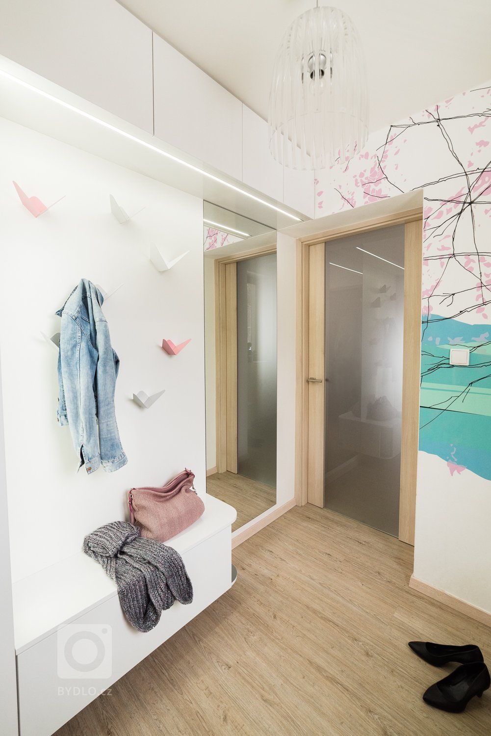 Dominantou malého zádveří RD je tapeta s motivem bříz od finské značky Marimekko, která je známá svým osobitým severským designem. Netradiční jsou i věšáky,…