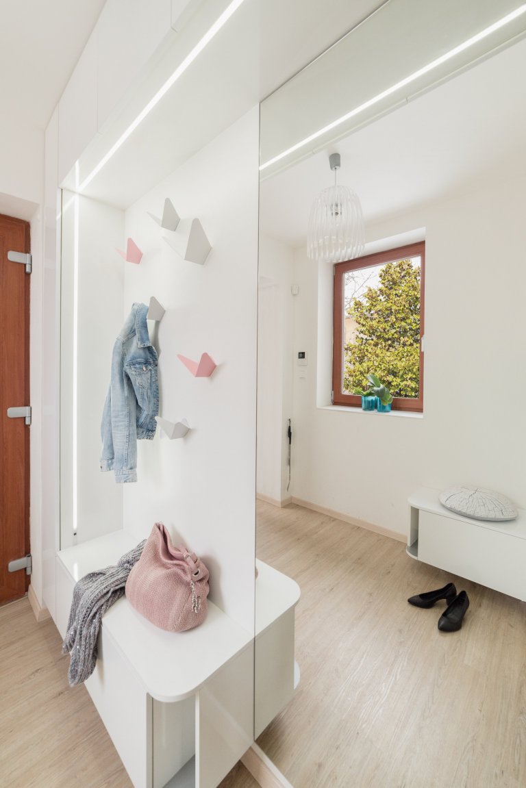 Dominantou malého zádveří RD je tapeta s motivem bříz od finské značky Marimekko, která je známá svým osobitým severským designem. Netradiční jsou i věšáky,…