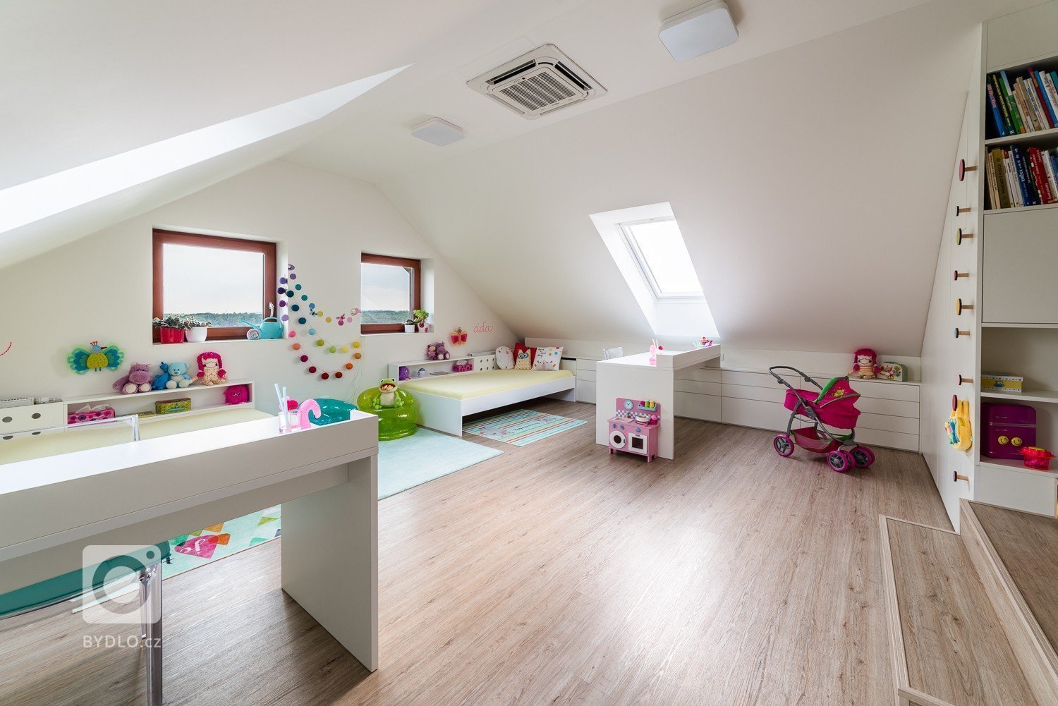 Prostorný slunný pokojíček je orientován na jih a je určen pro dvě holky &ndash; dvojčata.&nbsp; Podkroví nabízí dostatek místa pro hry i úložné prostory.…