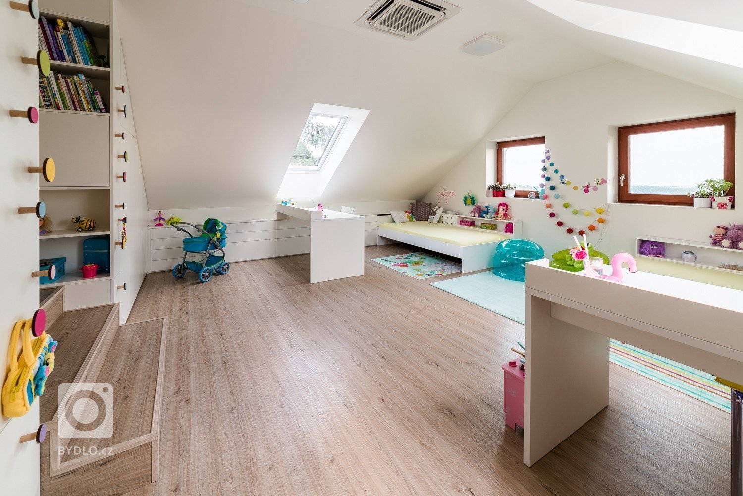 Prostorný slunný pokojíček je orientován na jih a je určen pro dvě holky &ndash; dvojčata.&nbsp; Podkroví nabízí dostatek místa pro hry i úložné prostory.…