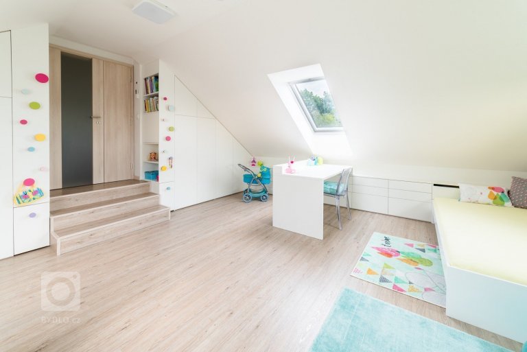 Prostorný slunný pokojíček je orientován na jih a je určen pro dvě holky &ndash; dvojčata.&nbsp; Podkroví nabízí dostatek místa pro hry i úložné prostory.…