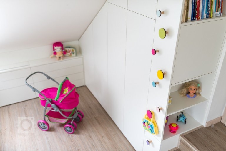 Prostorný slunný pokojíček je orientován na jih a je určen pro dvě holky &ndash; dvojčata.&nbsp; Podkroví nabízí dostatek místa pro hry i úložné prostory.…