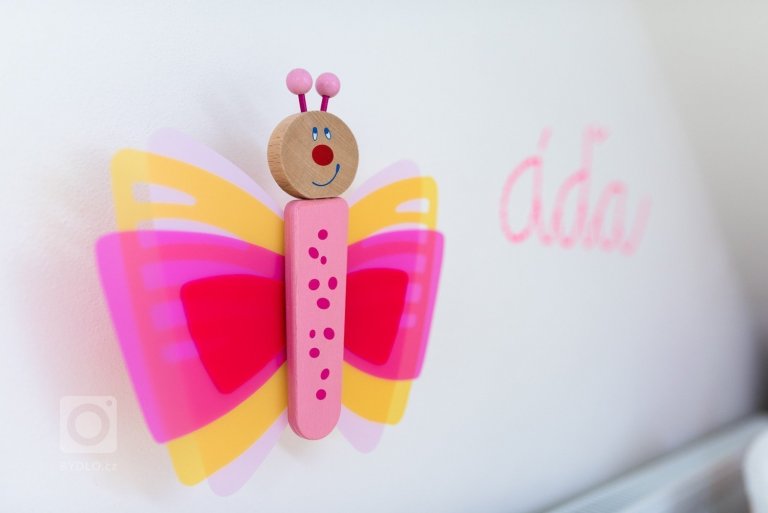 Prostorný slunný pokojíček je orientován na jih a je určen pro dvě holky &ndash; dvojčata.&nbsp; Podkroví nabízí dostatek místa pro hry i úložné prostory.…