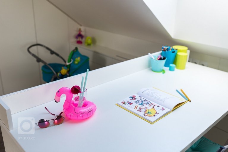 Prostorný slunný pokojíček je orientován na jih a je určen pro dvě holky &ndash; dvojčata.&nbsp; Podkroví nabízí dostatek místa pro hry i úložné prostory.…