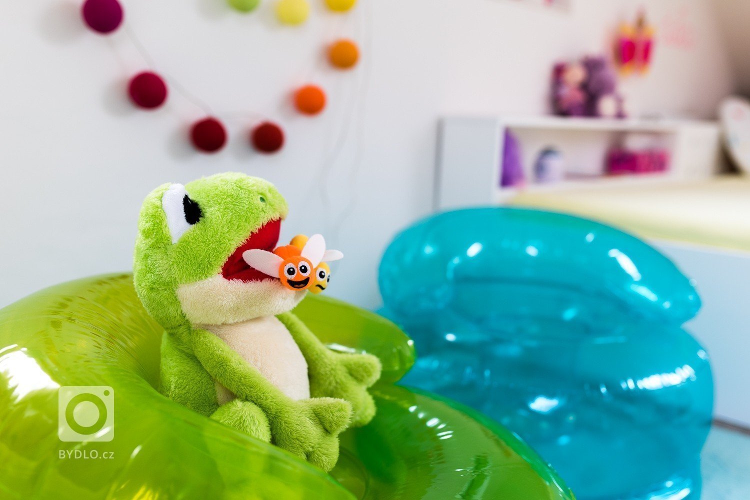 Prostorný slunný pokojíček je orientován na jih a je určen pro dvě holky &ndash; dvojčata.&nbsp; Podkroví nabízí dostatek místa pro hry i úložné prostory.…