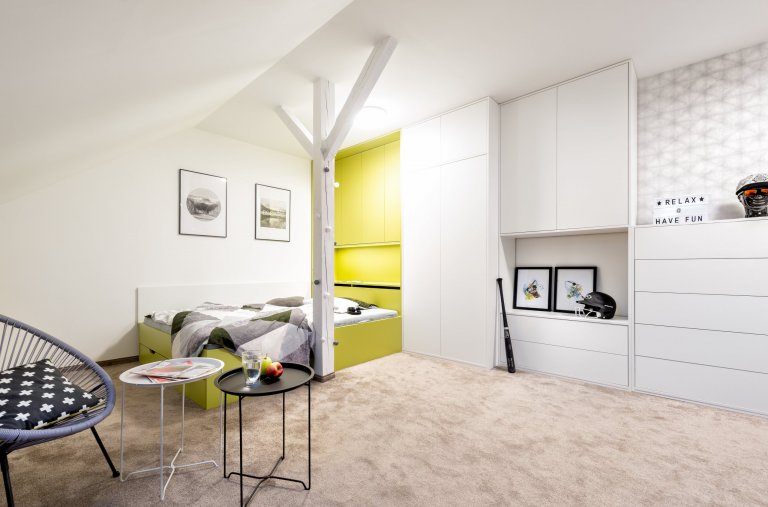 Podkrovní pokoj je přizpůsoben nárokům teenagera na pohodlí - přál si velkou a širokou postel,&nbsp;i&nbsp;nárokům na techniku - velké stoly pro PC, audio a…