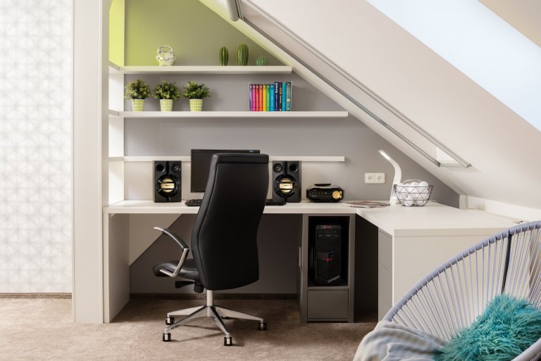 Podkrovní pokoj je přizpůsoben nárokům teenagera na pohodlí - přál si velkou a širokou postel,&nbsp;i&nbsp;nárokům na techniku - velké stoly pro PC, audio a…