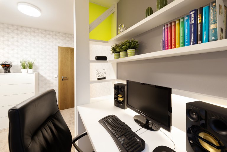 Podkrovní pokoj je přizpůsoben nárokům teenagera na pohodlí - přál si velkou a širokou postel,&nbsp;i&nbsp;nárokům na techniku - velké stoly pro PC, audio a…