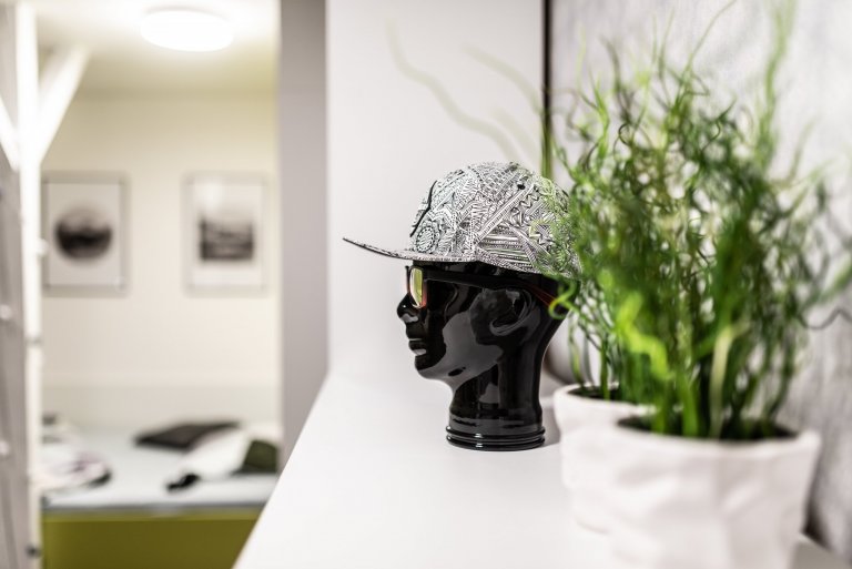 Podkrovní pokoj je přizpůsoben nárokům teenagera na pohodlí - přál si velkou a širokou postel,&nbsp;i&nbsp;nárokům na techniku - velké stoly pro PC, audio a…