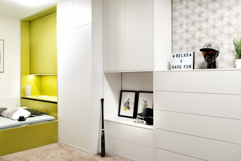 Podkrovní pokoj je přizpůsoben nárokům teenagera na pohodlí - přál si velkou a širokou postel,&nbsp;i&nbsp;nárokům na techniku - velké stoly pro PC, audio a…