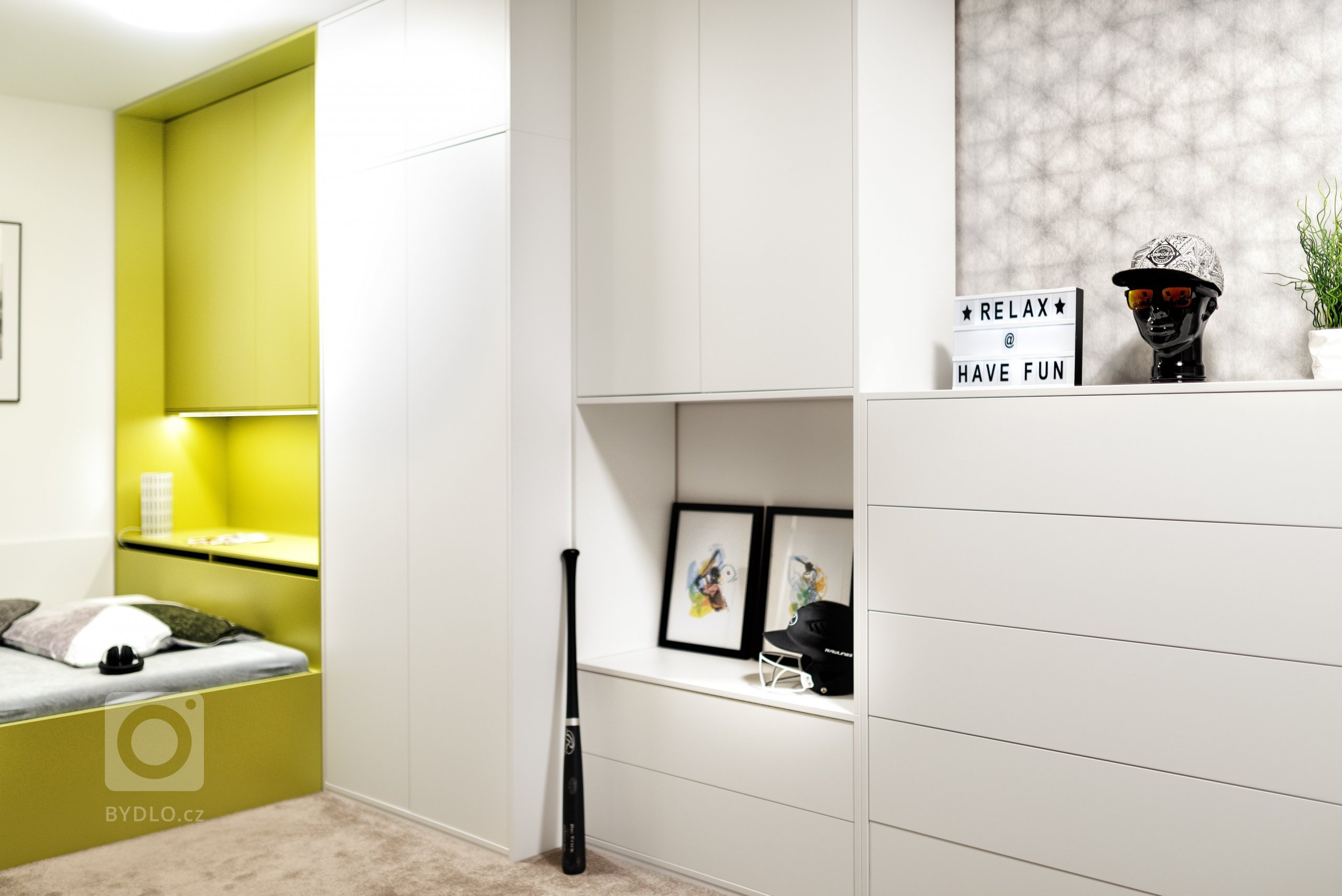 Podkrovní pokoj je přizpůsoben nárokům teenagera na pohodlí - přál si velkou a širokou postel,&nbsp;i&nbsp;nárokům na techniku - velké stoly pro PC, audio a…