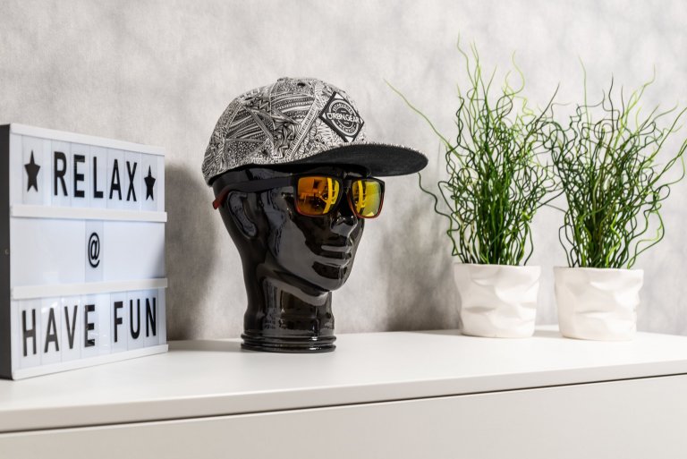 Podkrovní pokoj je přizpůsoben nárokům teenagera na pohodlí - přál si velkou a širokou postel,&nbsp;i&nbsp;nárokům na techniku - velké stoly pro PC, audio a…