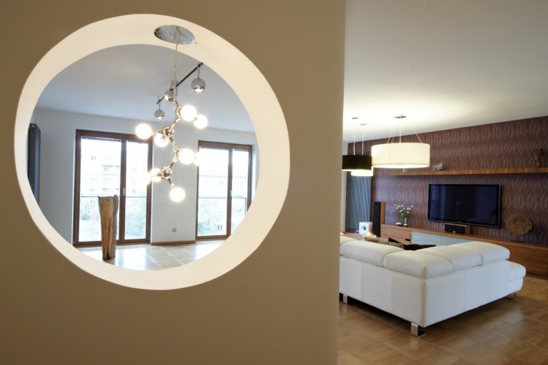 Za jeden z nejzdařilejších interiérů považujeme tento byt na Praze 6. Na přání klienta jsme jej pojali v minimalistickém stylu a hlavní roli zde sehrál dřevěný…