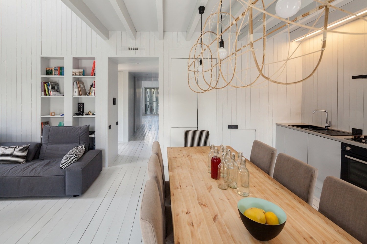 Architekt postavil jednoduchou dřevostavbu pro svou rodinu