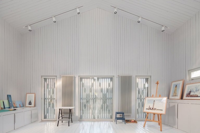 Architekt postavil jednoduchou dřevostavbu pro svou rodinu