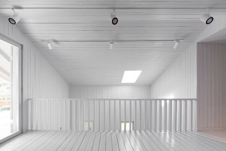 Architekt postavil jednoduchou dřevostavbu pro svou rodinu