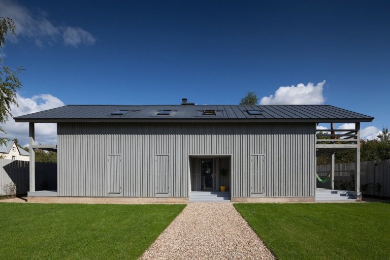 Architekt postavil jednoduchou dřevostavbu pro svou rodinu