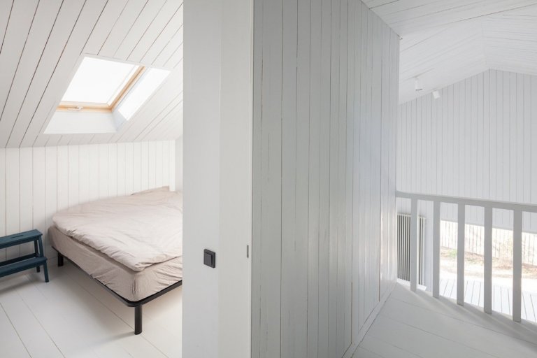 Architekt postavil jednoduchou dřevostavbu pro svou rodinu