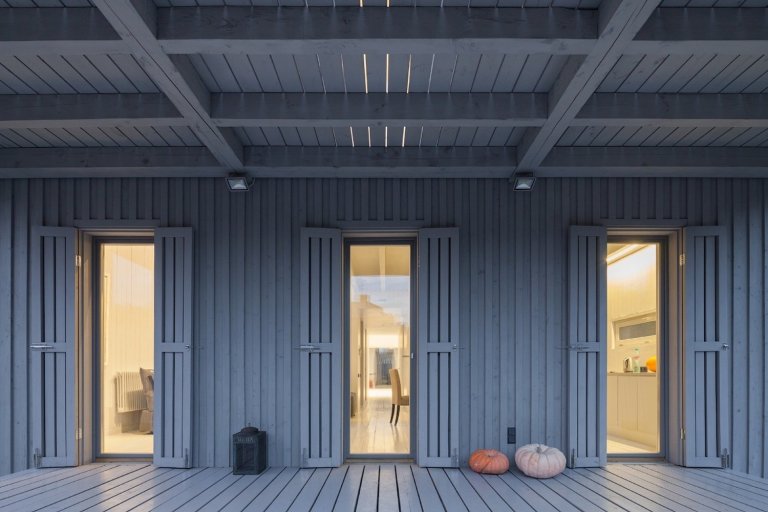 Architekt postavil jednoduchou dřevostavbu pro svou rodinu