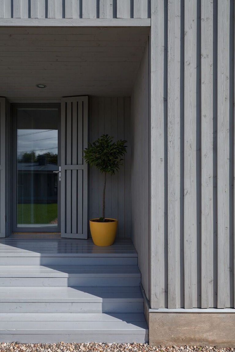 Architekt postavil jednoduchou dřevostavbu pro svou rodinu