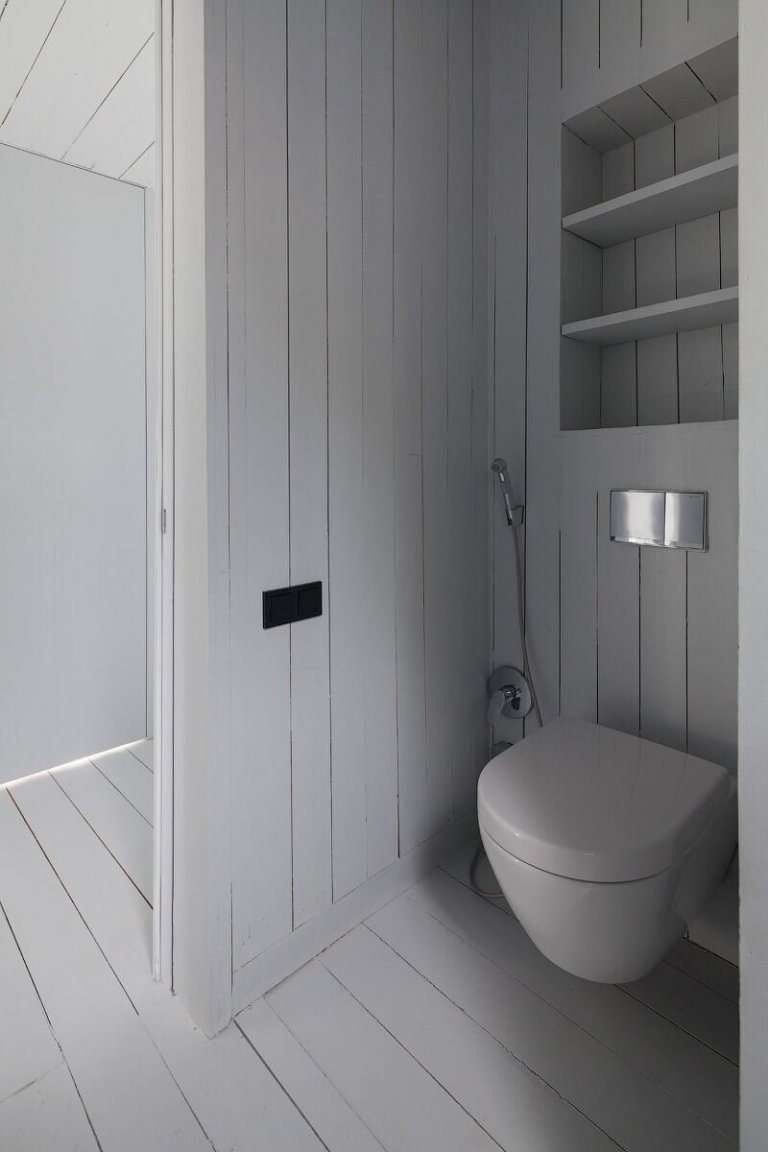 Architekt postavil jednoduchou dřevostavbu pro svou rodinu