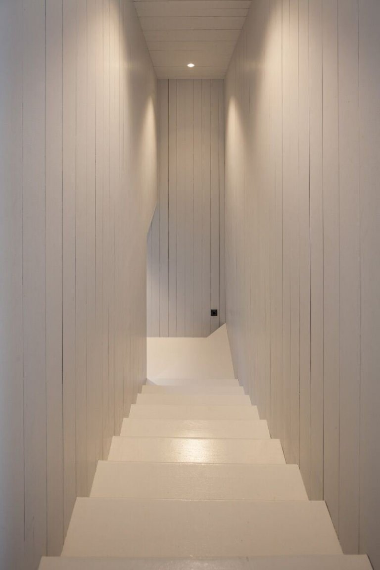 Architekt postavil jednoduchou dřevostavbu pro svou rodinu