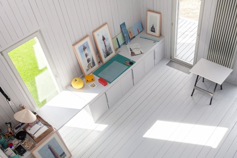 Architekt postavil jednoduchou dřevostavbu pro svou rodinu