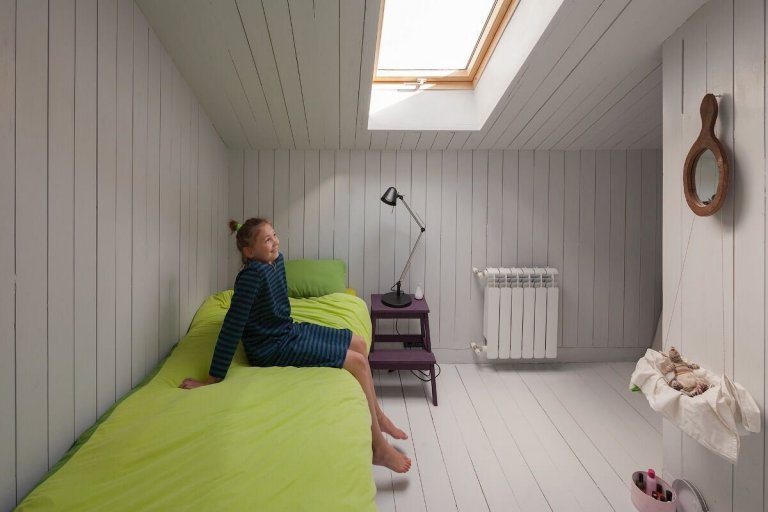 Architekt postavil jednoduchou dřevostavbu pro svou rodinu