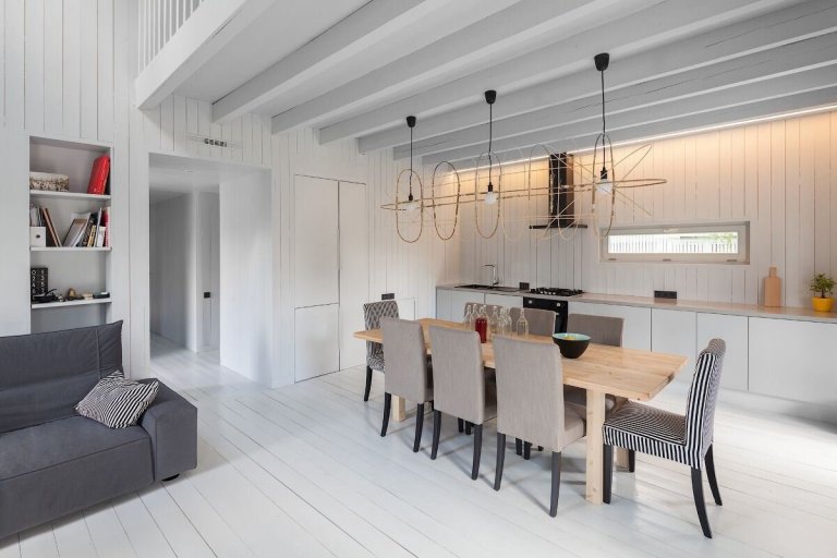 Architekt postavil jednoduchou dřevostavbu pro svou rodinu