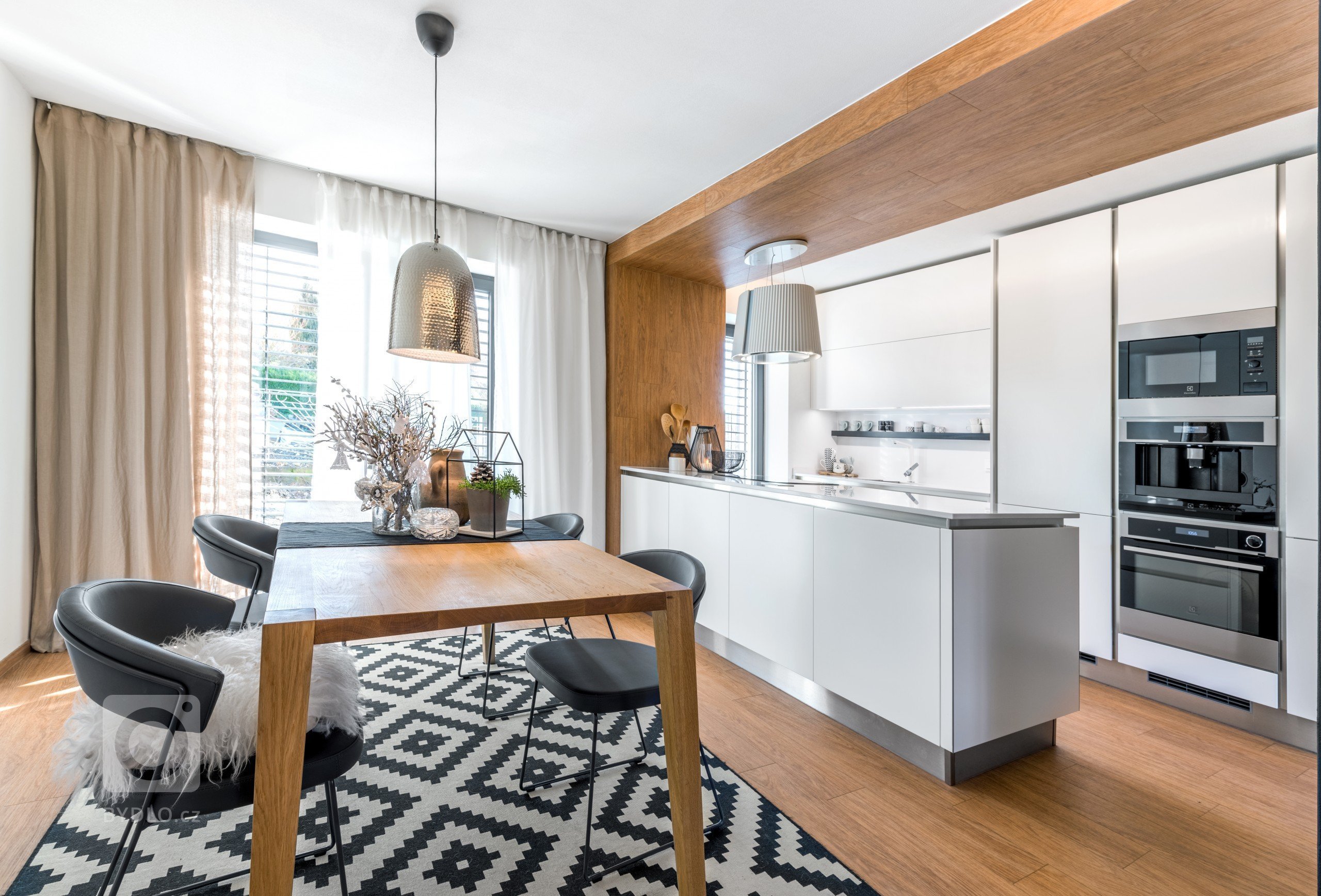 Bílá kuchyň jako záruka čistoty a elegance