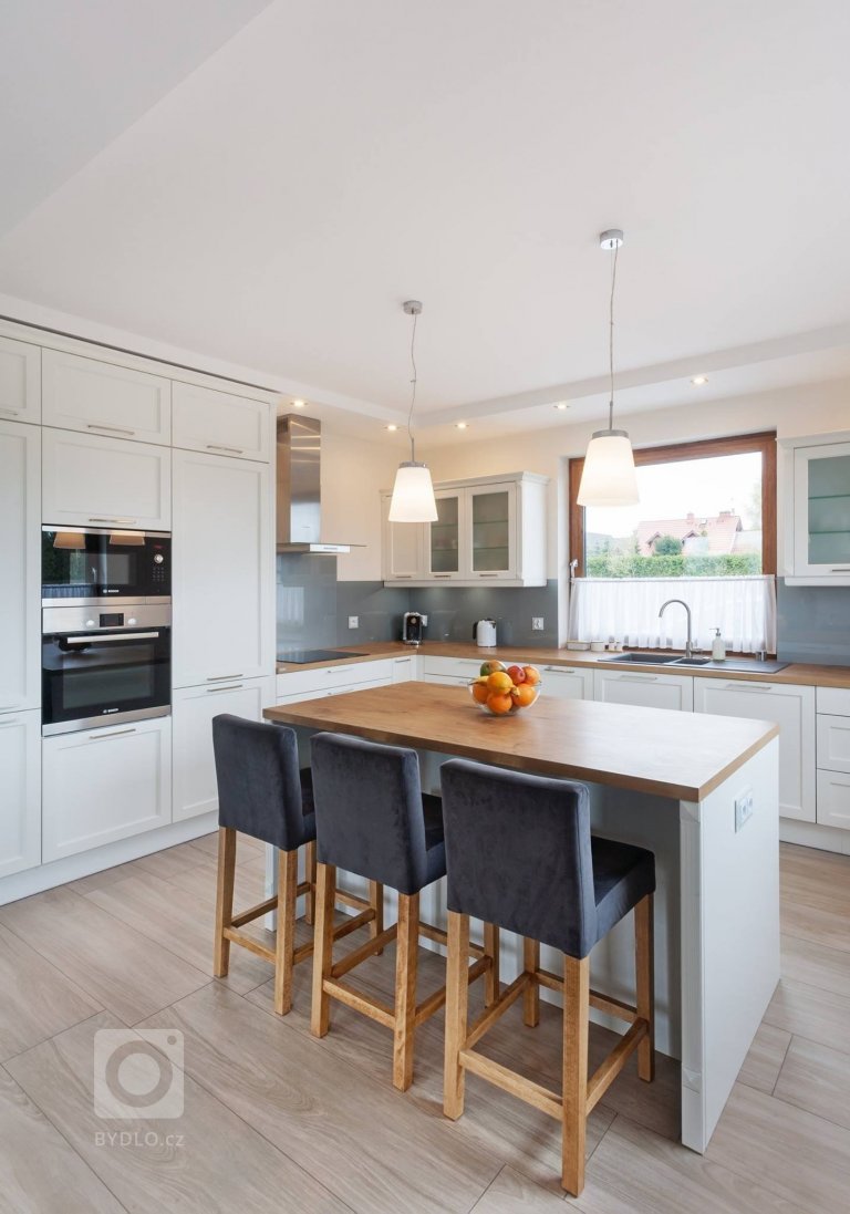 Bílá kuchyň jako záruka čistoty a elegance