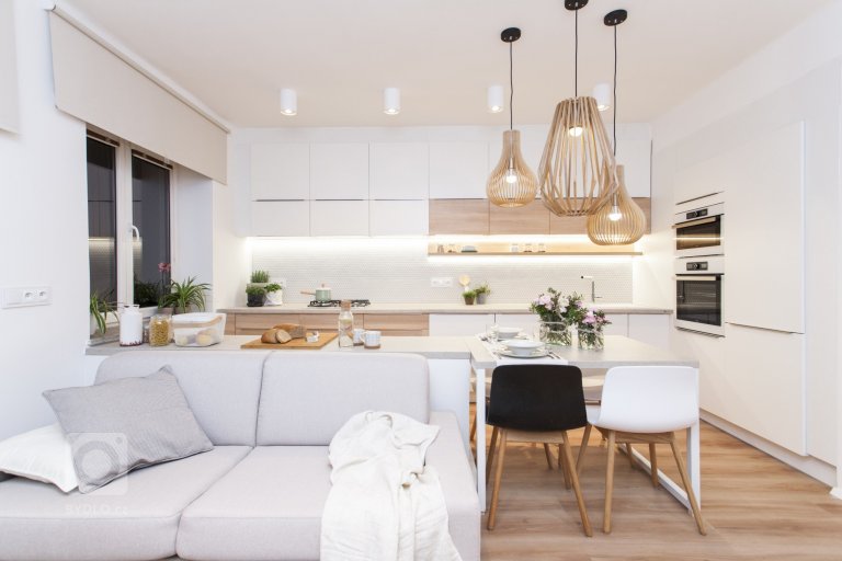 Bílá kuchyň jako záruka čistoty a elegance