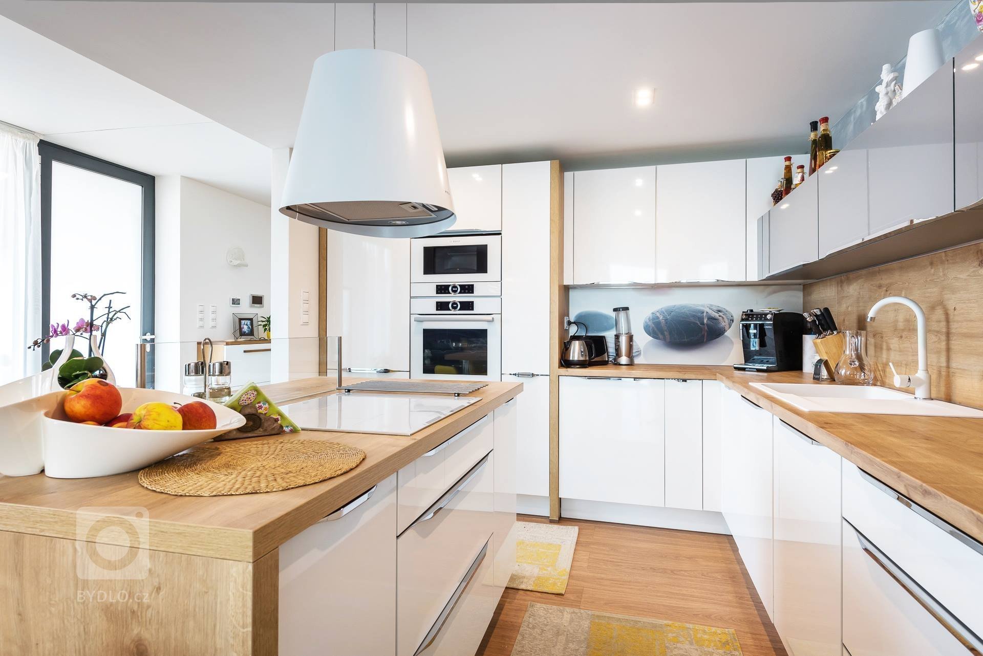 Bílá kuchyň jako záruka čistoty a elegance