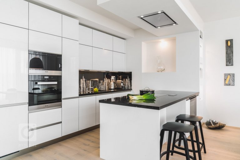 Bílá kuchyň jako záruka čistoty a elegance