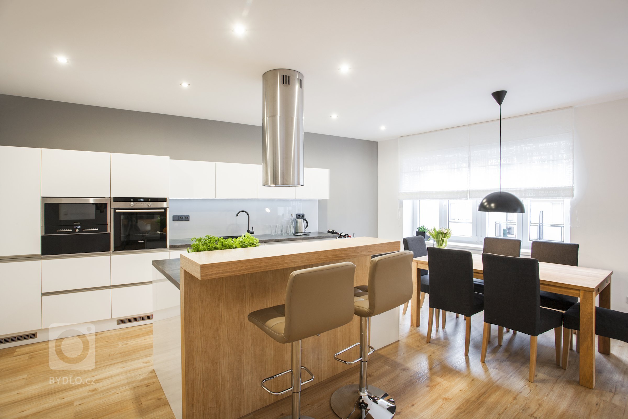 Bílá kuchyň jako záruka čistoty a elegance