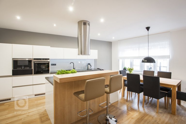 Bílá kuchyň jako záruka čistoty a elegance