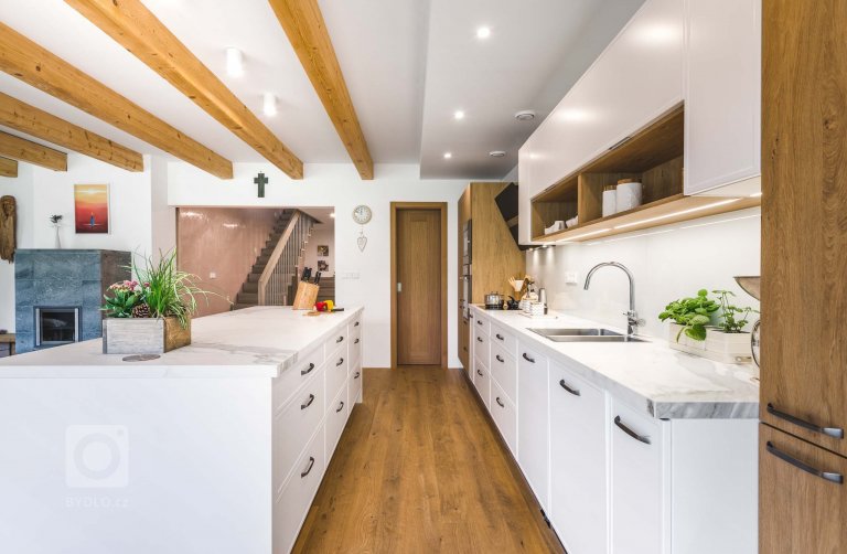 Bílá kuchyň jako záruka čistoty a elegance