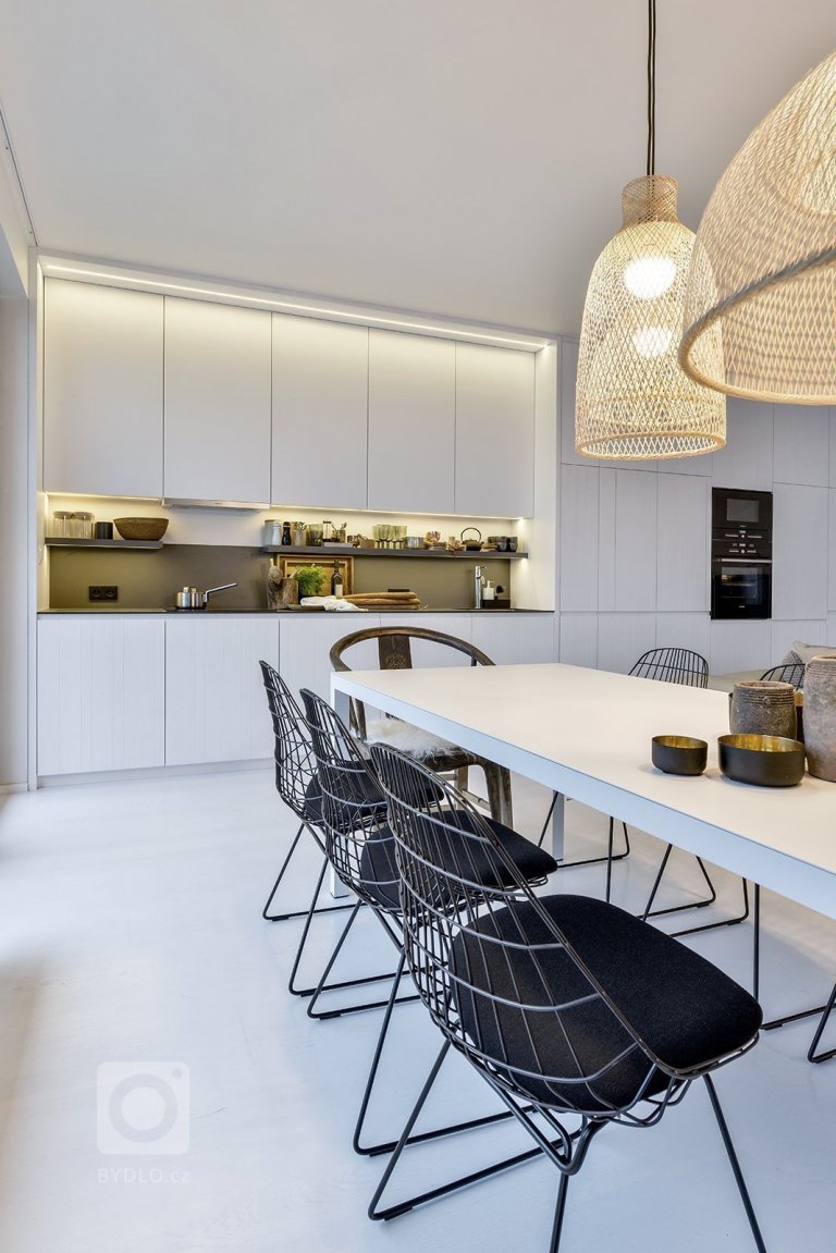 Bílá kuchyň jako záruka čistoty a elegance