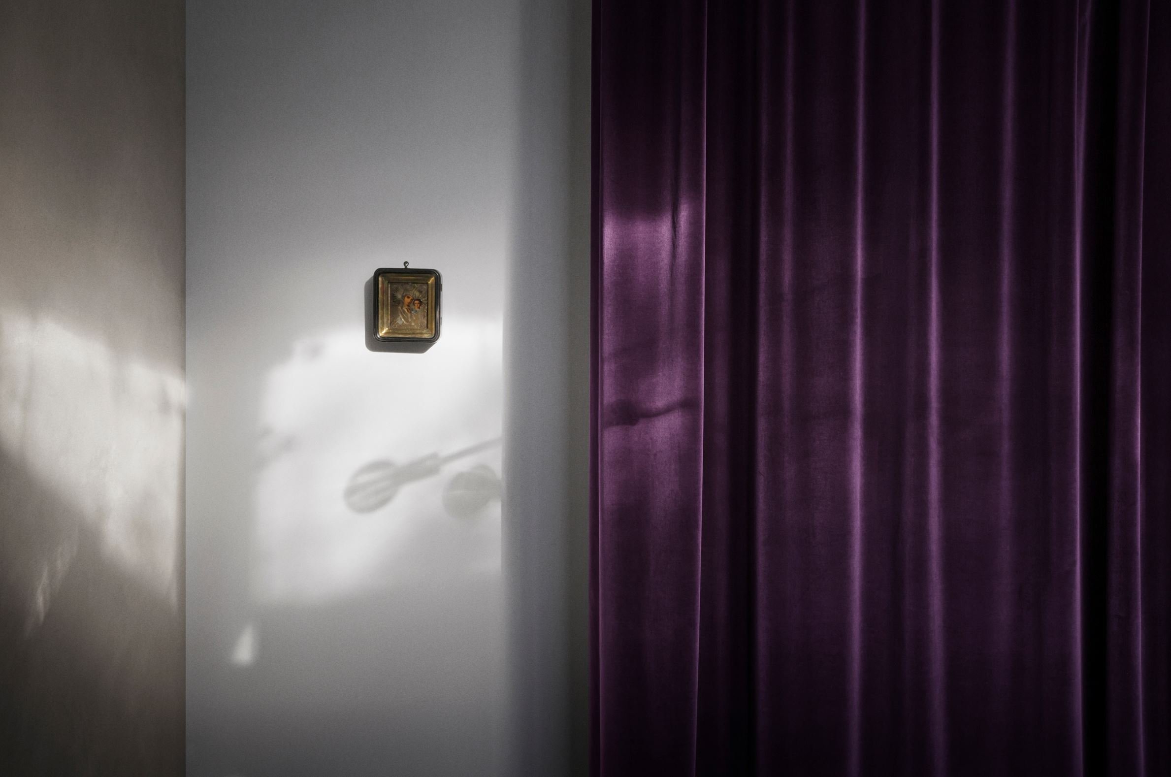 Dům, kde se ocel mísí se zelení