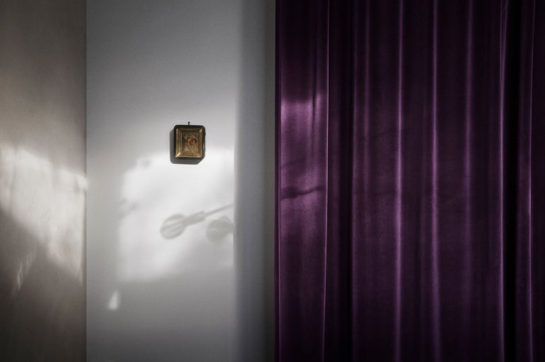 Dům, kde se ocel mísí se zelení