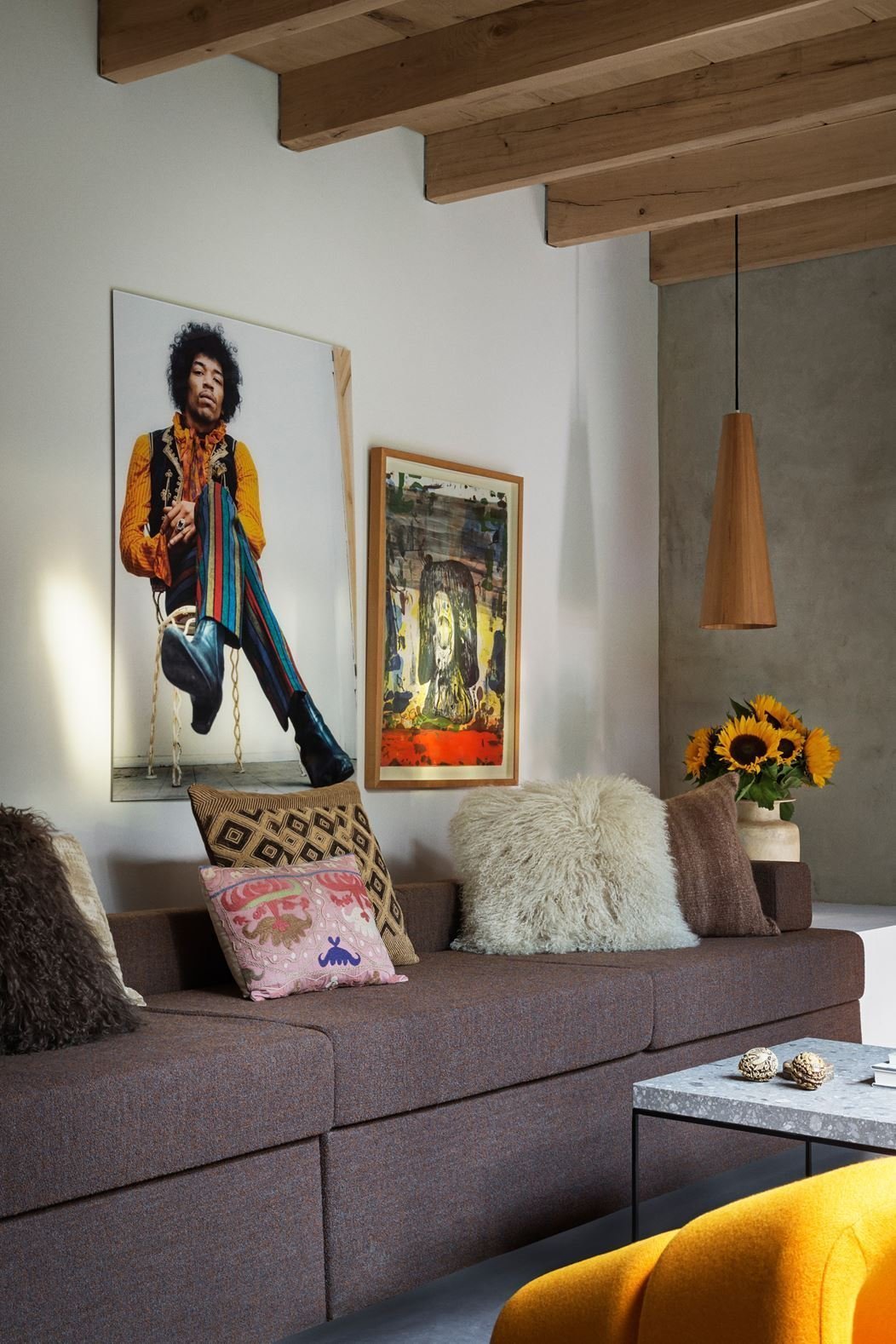 Dům, kde se ocel mísí se zelení