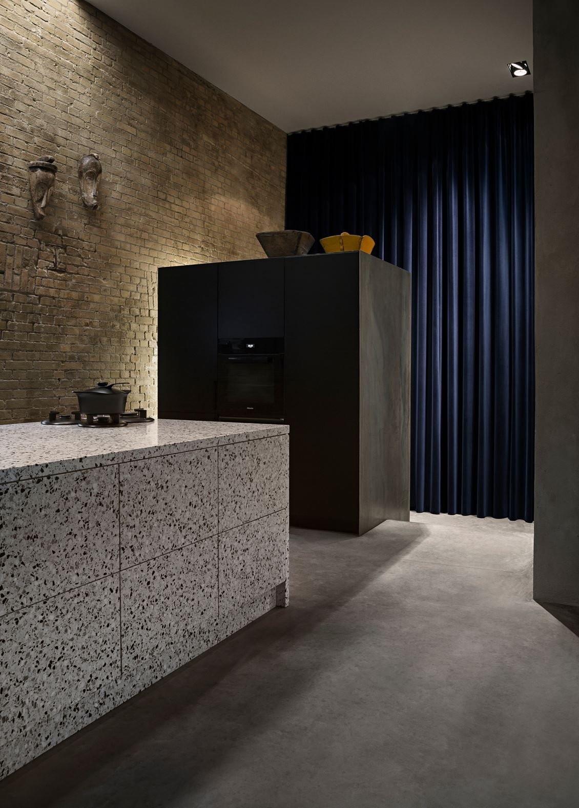 Dům, kde se ocel mísí se zelení