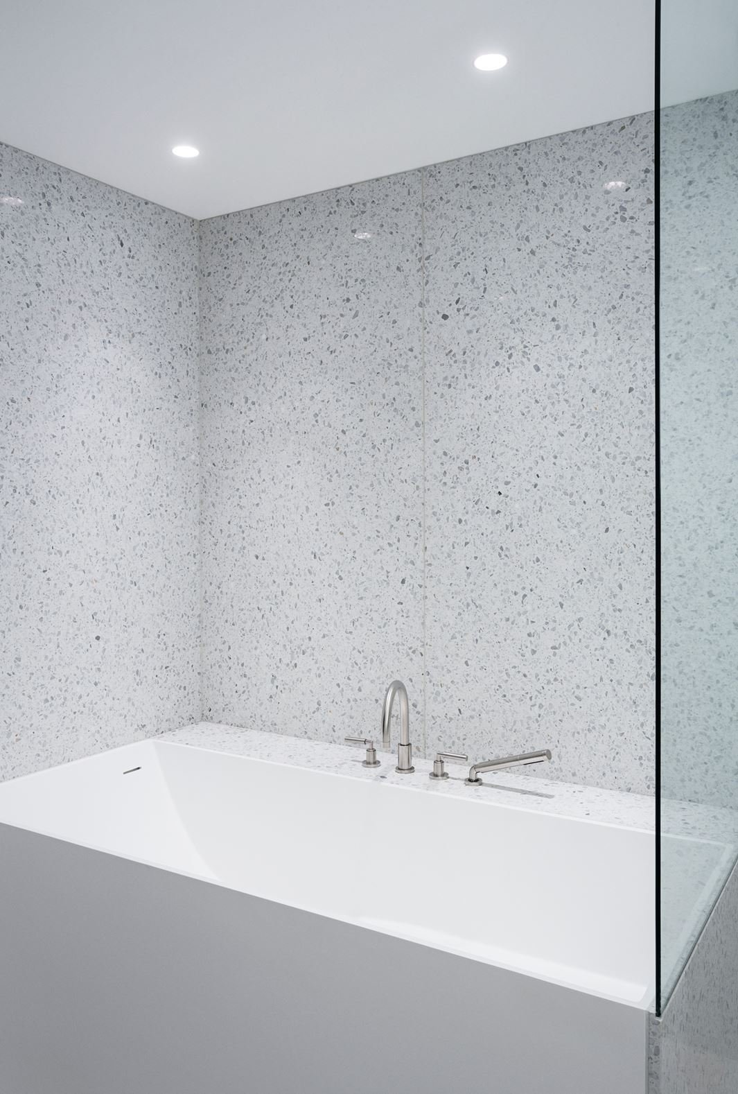 Dům, kde se ocel mísí se zelení