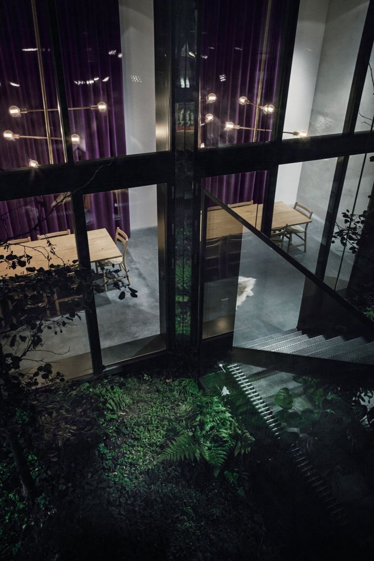 Dům, kde se ocel mísí se zelení