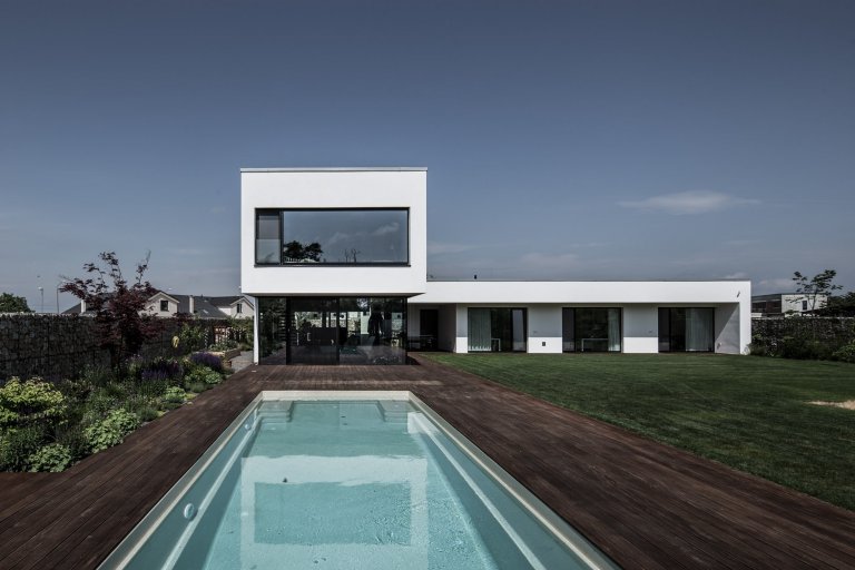 Dům s interiérem z betonu