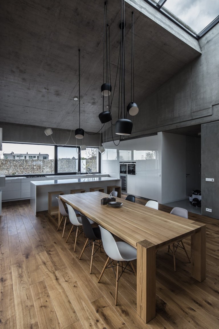 Dům s interiérem z betonu