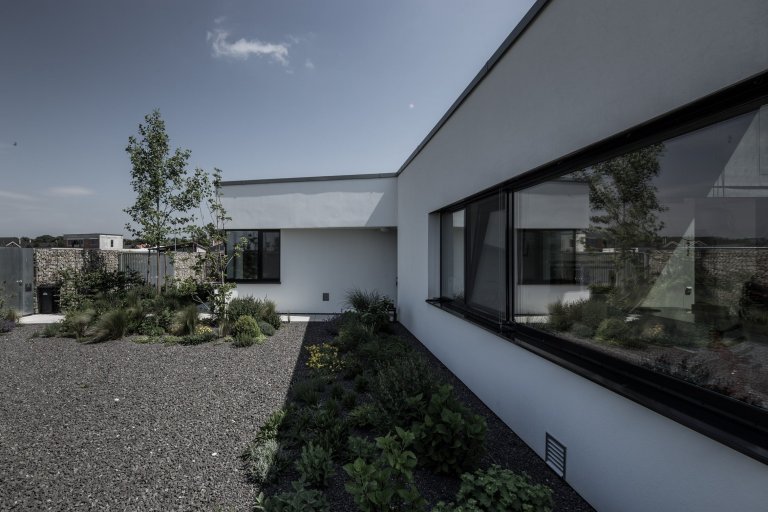 Dům s interiérem z betonu